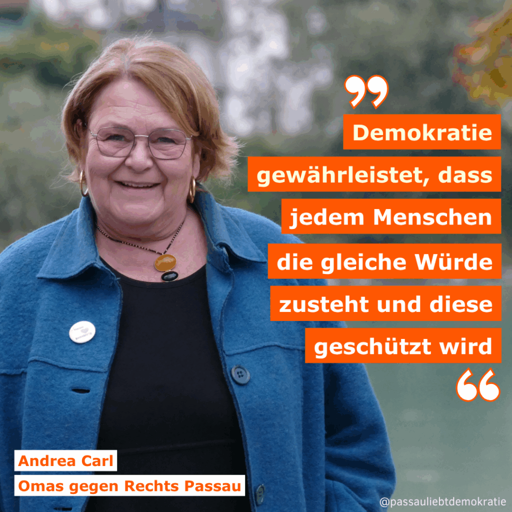 Das Bild zeigt ein Porträt von Andrea Carl, die der Organisation "Omas gegen Rechts Passau" angehört. Sie lächelt freundlich in die Kamera. Rechts neben ihr ist in Anführungszeichen ein Zitat über Demokratie abgebildet, das besagt, dass die Demokratie gewährleistet, dass jedem Menschen die gleiche Würde zusteht und diese geschützt wird.