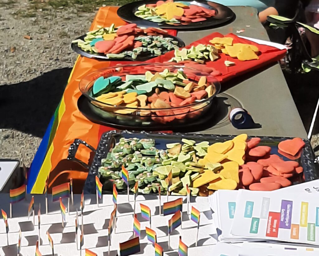 Regenbogenfarbene Kekse am Stand der Omas Gegen Rechts im Klostergarten Passau.