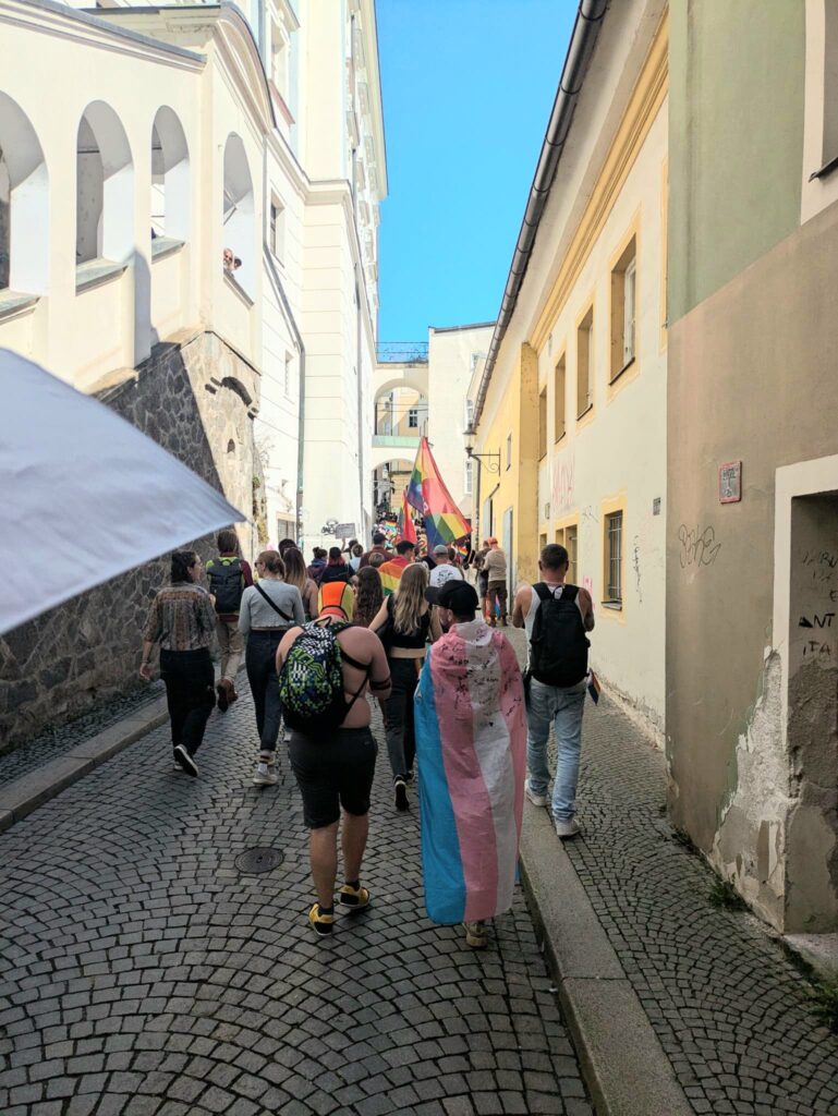 Der Umzug des CSD durch die Altstadt Passau.