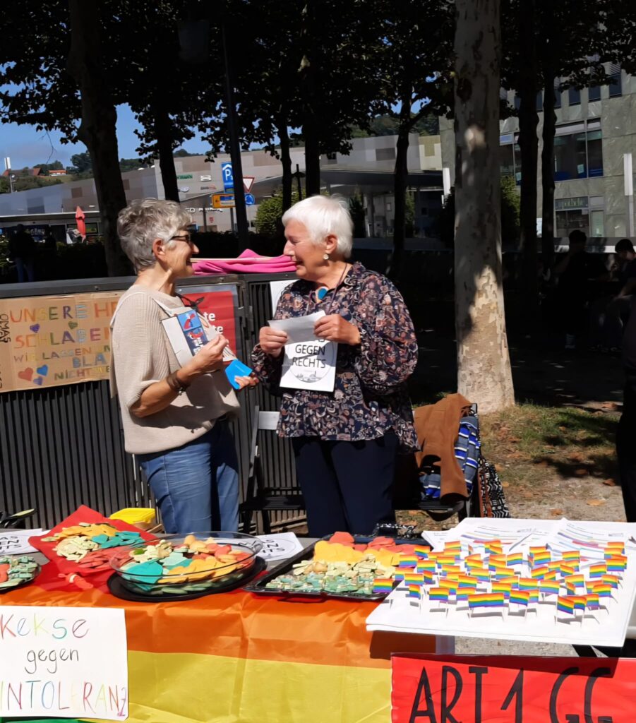 Zwei "Omas" am Stand der Omas Gegen Rechts Passau im Klostergarten Passau.