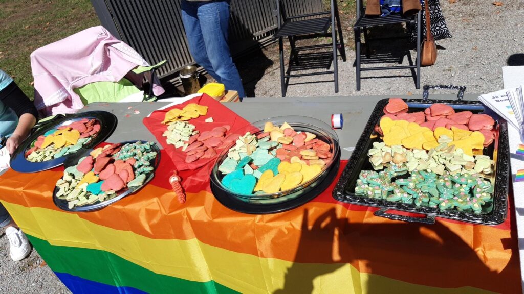 Regenbogenfarbene Kekse am Stand der Omas Gegen Rechts im Klostergarten Passau.