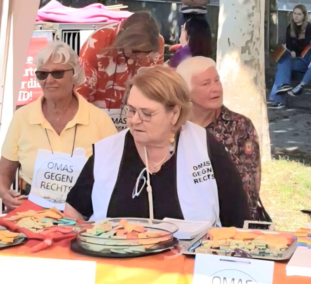 Drei "Omas" am Stand der Omas Gegen Rechts im Klostergarten Passau.