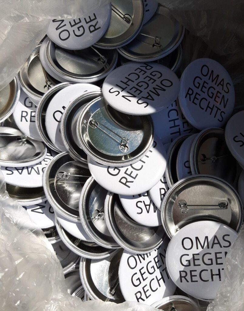 Buttons mit der Aufschrift "Omas Gegen Rechts".