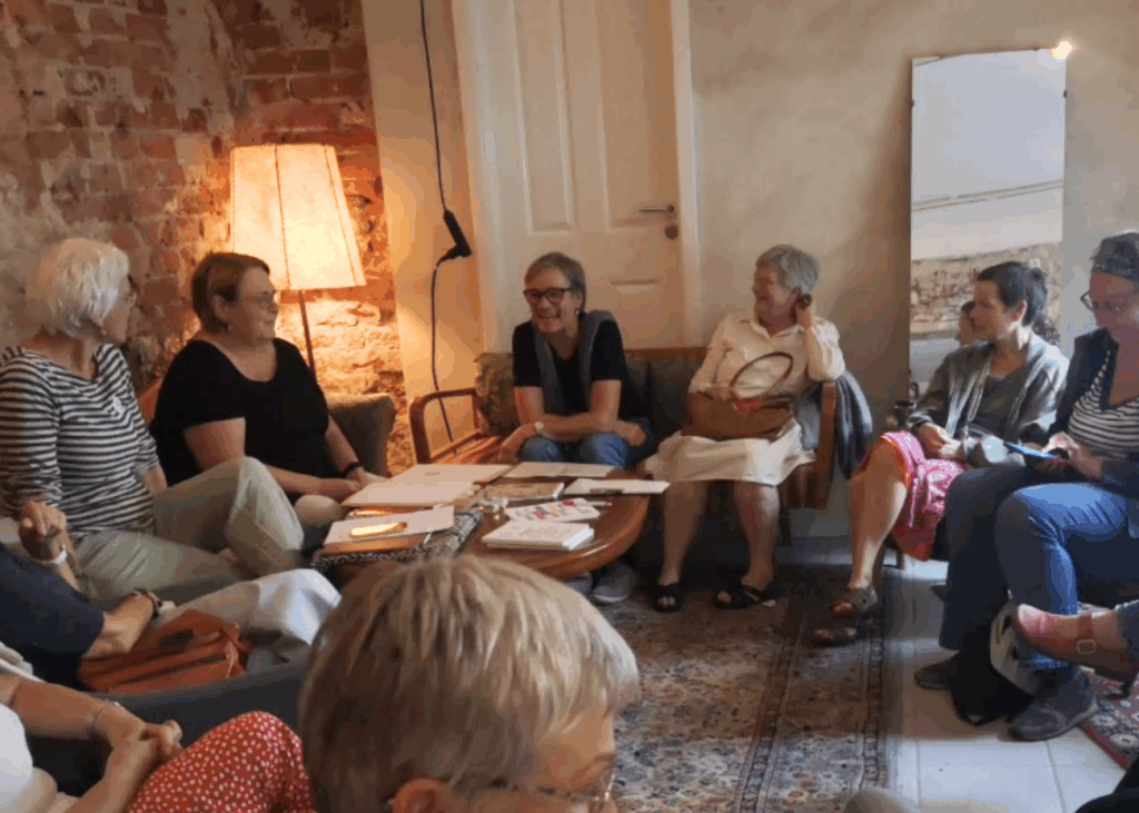 die Omas gegen Rechts Passau sitzen beim monatlichen Treffen 