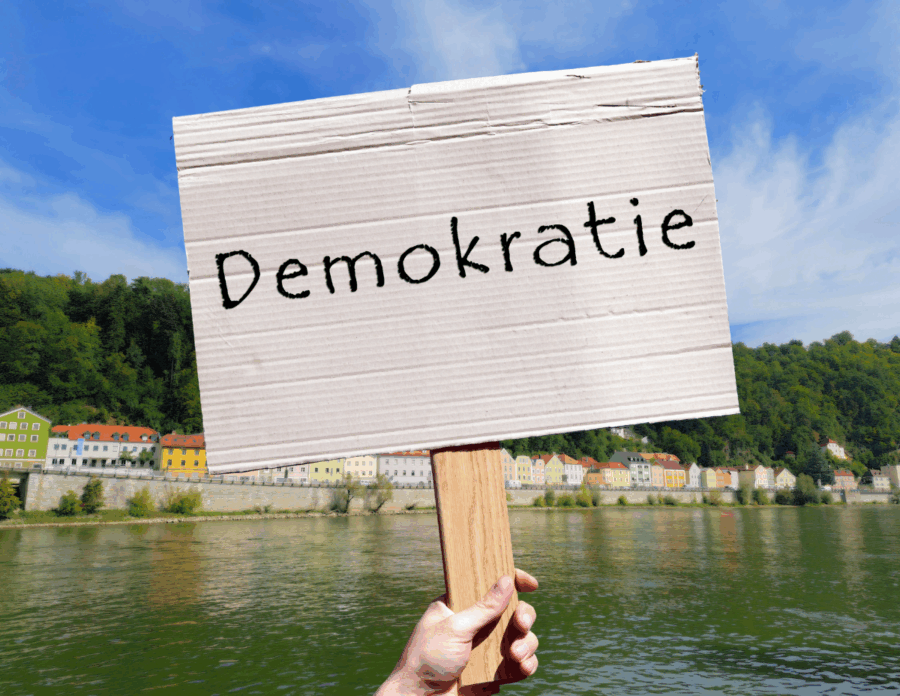 „Omas“ unterstützen Podiumsdiskussion zum Thema Demokratie